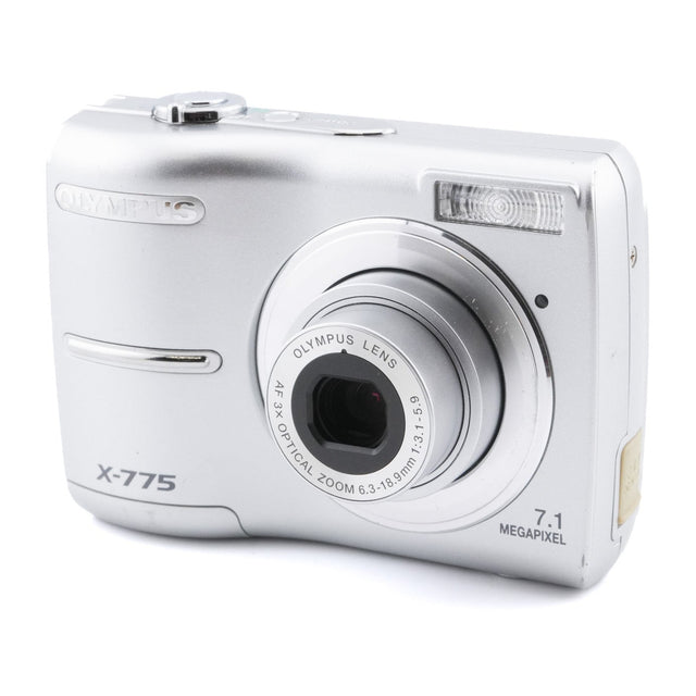 Olympus X-775 digitale compactcamera, zilver, schuin vooraanzicht met 3x zoomlens en 7.1 megapixel