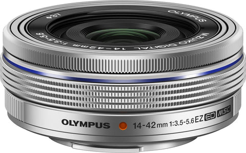 Olympus M.Zuiko Digital ED 14-42mm f/3.5-5.6 EZ MSC pancake lens, zilver, schuin van voren met opschrift op de frontring
