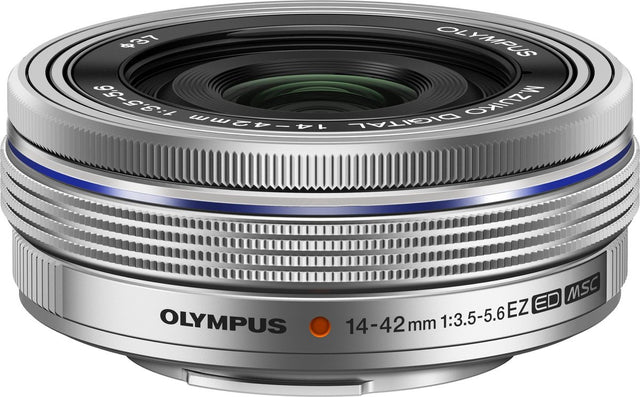 Olympus M.Zuiko Digital ED 14-42mm f/3.5-5.6 EZ MSC pancake lens, zilver, schuin van voren met opschrift op de frontring