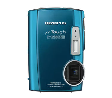 Olympus Mju Tough-3000 digitale compactcamera, blauw, voorkant rechtop met schuifklep en opschrift Tough, tweedehands