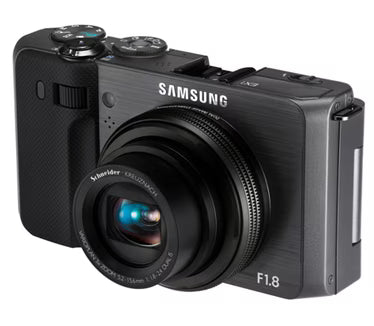 Samsung EX1 digitale compactcamera, zwart, voorkant schuin met F1.8 Schneider-Kreuznach-lens, tweedehands