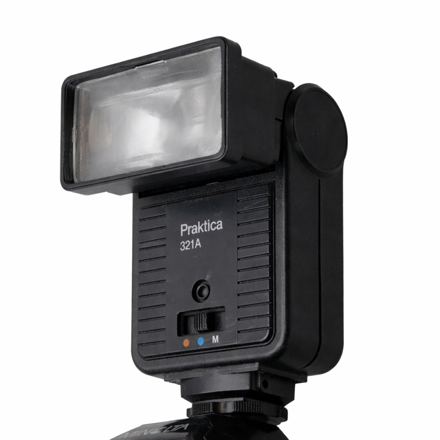 Praktica 321A flitser met hotshoe, zwart, schuin van voren, tweedehands