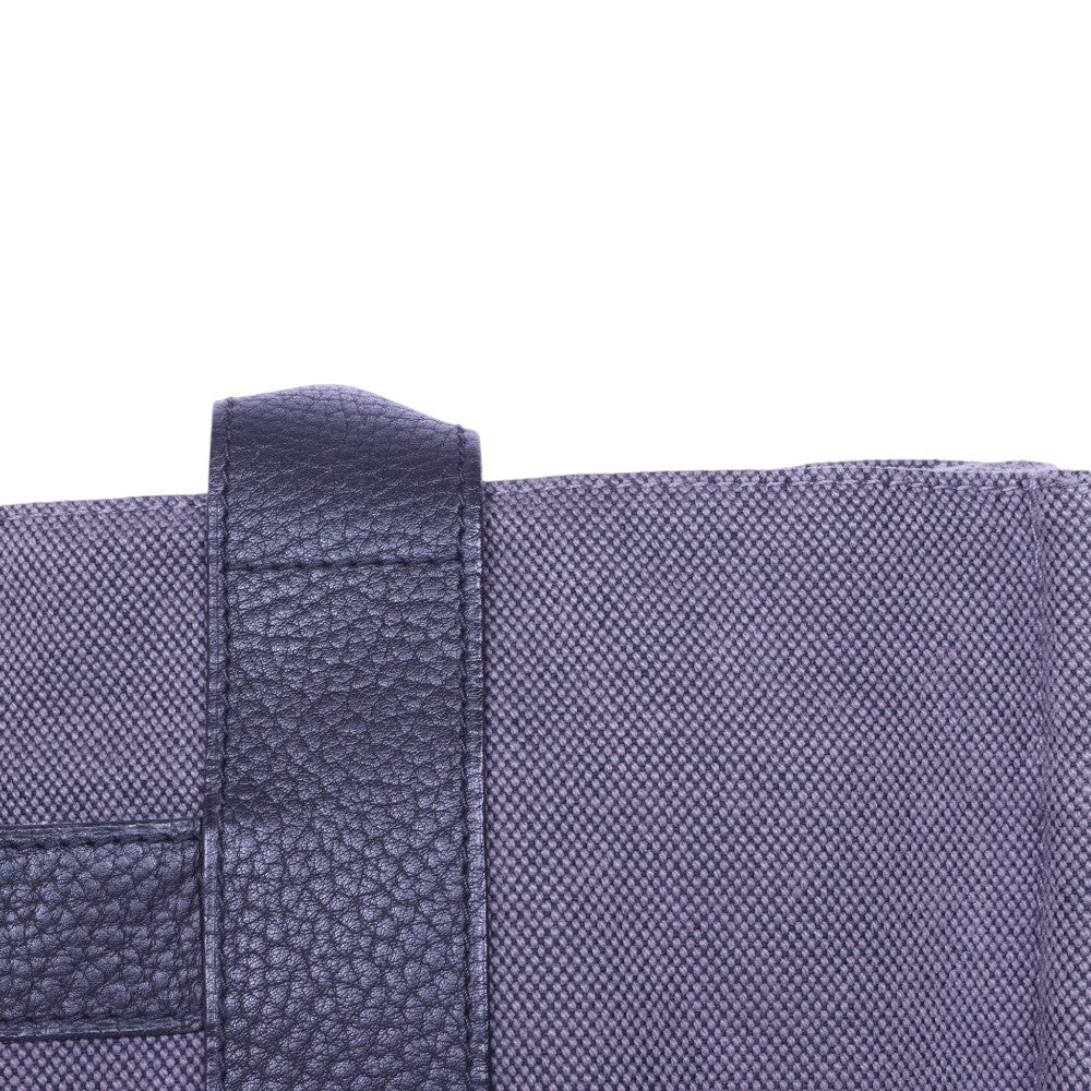 Hermès Fourre Tout MM canvas paars, close-up van de bovenrand met leren hengselband links