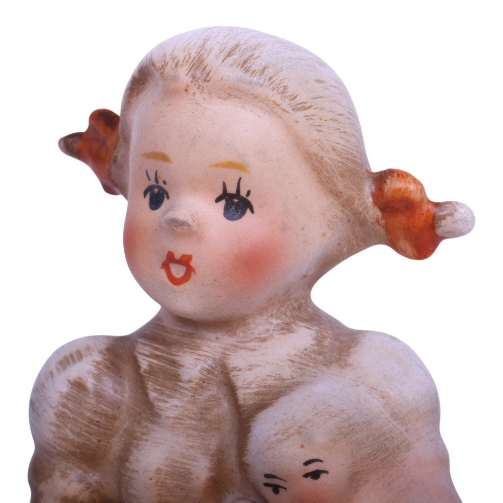 Porseleinen Beeldje - Meisje met Kindje bij Kapelletje (Made in Holland)