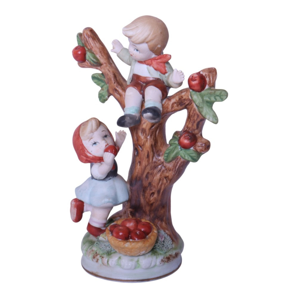 Bisque Porseleinen Beeldje - Kinderen bij Appelboom