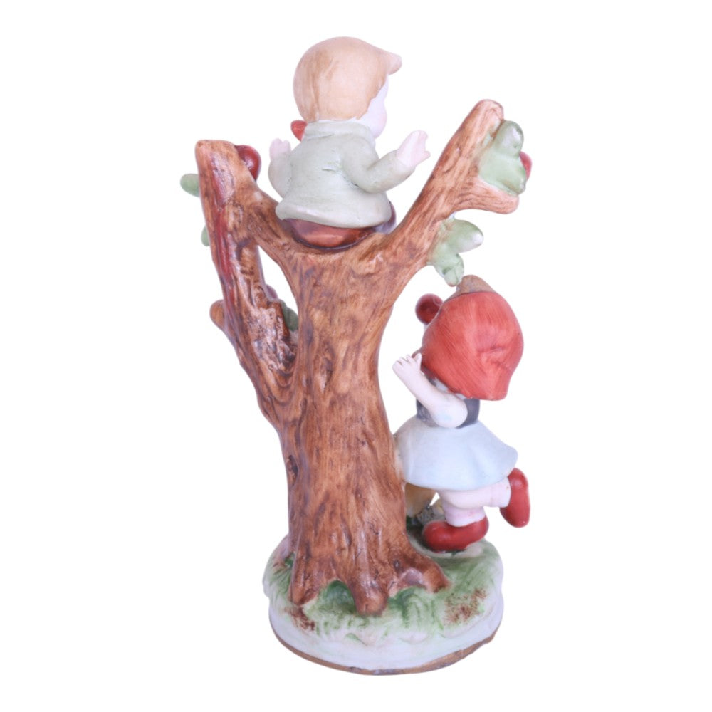 Bisque Porseleinen Beeldje - Kinderen bij Appelboom