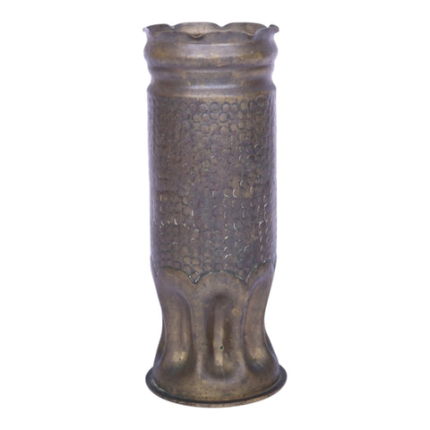 Trench art vaas van een Duitse 7,7 cm granaathuls messing 1918, voorkant met gehamerd patroon en geschulpte rand, tweedehands