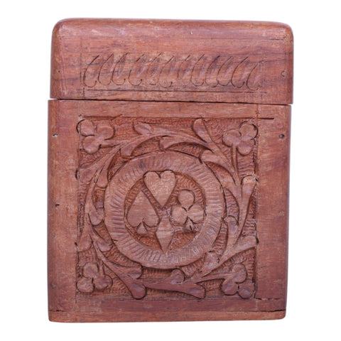Handgesneden houten speelkaartendoos, voorkant met de vier kaartsymbolen in bladranken, tweedehands