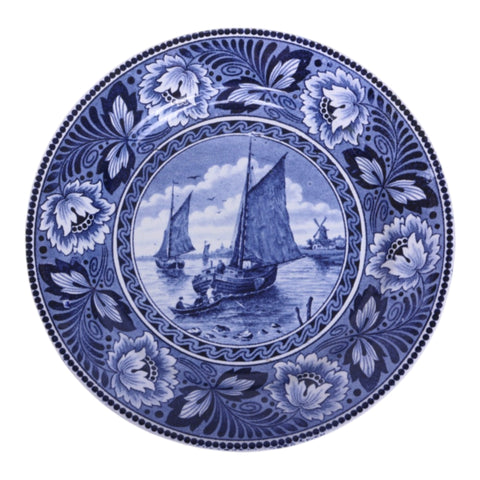 Société Céramique wandbord Hollandia blauw-wit, voorkant met zeilschepen, molen en bloemenrand, tweedehands