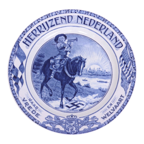 Société Céramique Herrijzend Nederland wandbord Naar Vrede en Welvaart 1945, voorkant met trompetter te paard, tweedehands