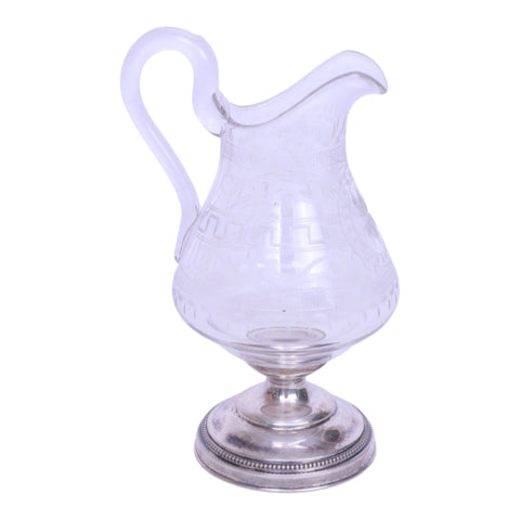 Roomkannetje van gegraveerd glas met meanderdecor op 925 zilveren voet, zijkant met oor en parelrand, tweedehands