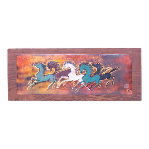 Nella Damsma emaille wandpaneel met vijf galopperende paarden 50x19 cm, voorkant in houten lijst, tweedehands