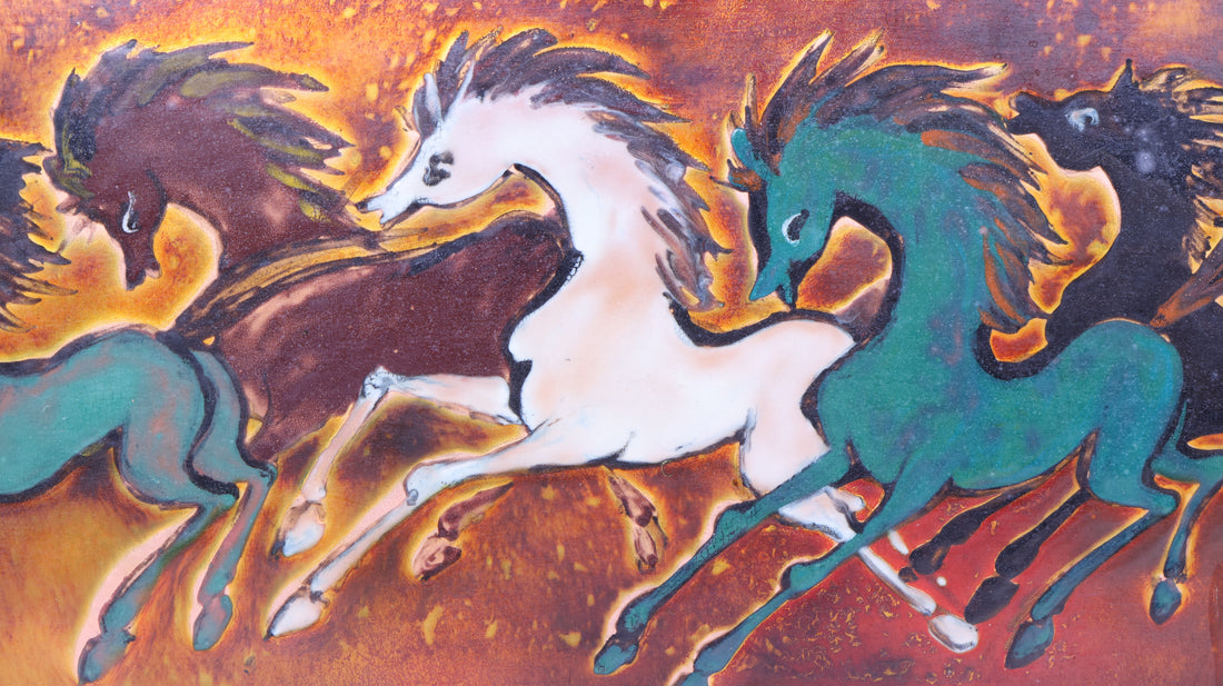 Emaille Wandpaneel met Vijf Galopperende Paarden - 50x19 cm