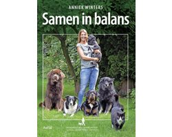 Samen in balans, Anniek Winters, boekomslag voorkant met vrouw en vijf honden in het gras, tweedehands