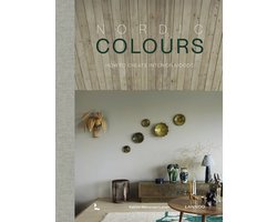 Nordic Colours, Nordic Interiors, Katrine Martensen-Larsen, omslag met een lichte kamer en schalen aan de muur, tweedehands