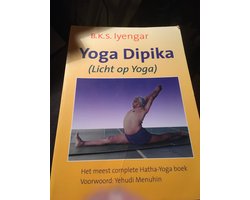 Boek-Yoga dipika (licht op yoga)-tweedehands