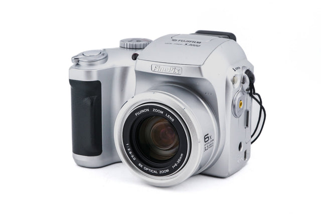 Fujifilm FinePix S3000 digitale bridgecamera, zilver, voorkant schuin met 6x Fujinon-zoomlens, tweedehands