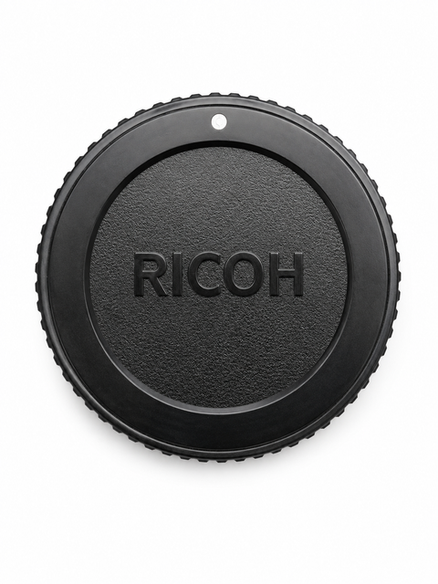 Ricoh bodydop voor XR-mount camera, zwart met ingeperst Ricoh-logo en getande rand, voorkant