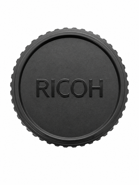 Ricoh achterlensdop voor XR-mount, zwart met ingeperst Ricoh-logo en getande rand, voorkant