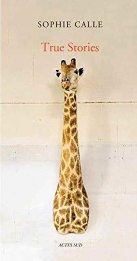 Sophie Calle True Stories, boekomslag voorkant met een opgezette giraffe aan de muur, tweedehands