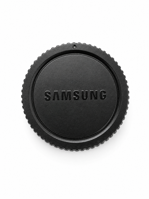 Samsung achterlensdop voor NX-mount, zwart met ingeperst Samsung-logo en getande rand, voorkant