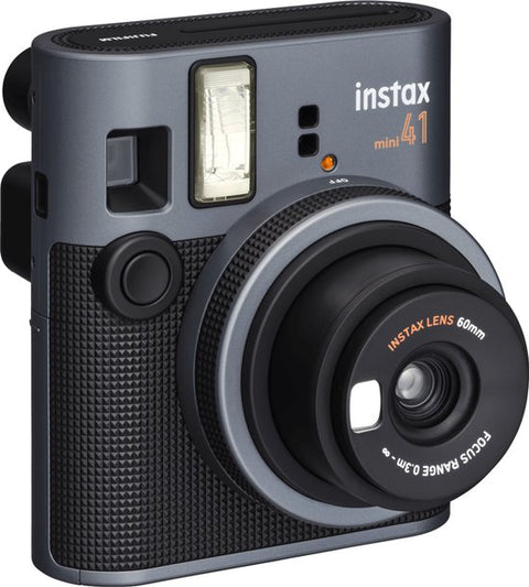 Fujifilm Instax Mini 41 instant camera, zwart, schuin van voren met opschrift Instax Mini 41, tweedehands