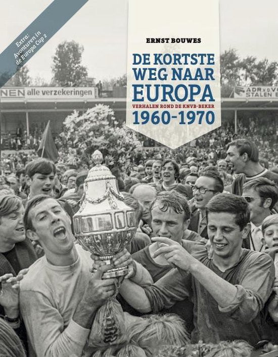 De Kortste Weg naar Europa, Ernst Bouwes, boekomslag voorkant met juichende voetbalfans met een beker, tweedehands