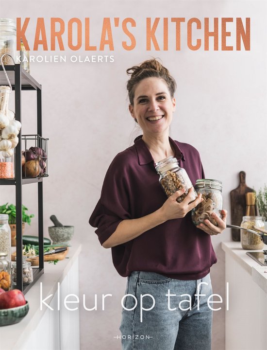 Karola's Kitchen, Kleur op tafel, Karolien Olaerts, boekomslag voorkant met een vrouw met voorraadpotten, tweedehands