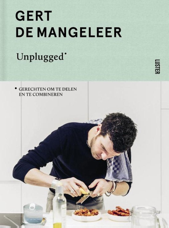 Unplugged, gerechten om te delen en te combineren, Gert de Mangeleer, omslag met een man die eten bereidt, tweedehands