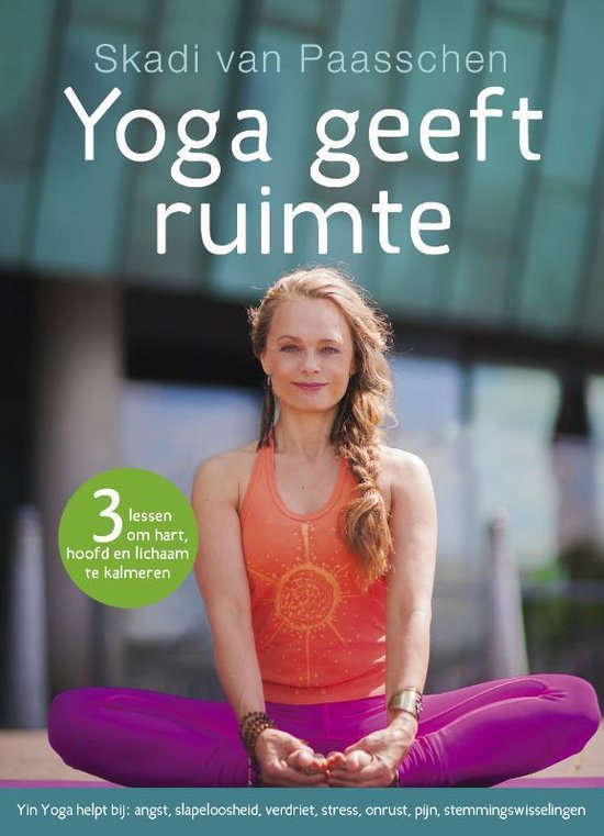 Yoga geeft ruimte, Skadi van Paasschen, boekomslag voorkant met een vrouw in meditatiehouding, tweedehands