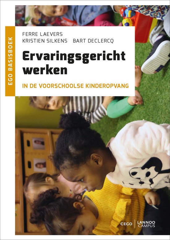 Ervaringsgericht werken in de voorschoolse kinderopvang, Ferre Laevers, boekomslag voorkant met spelende kinderen