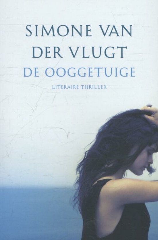 De ooggetuige, Simone van der Vlugt, literaire thriller, lichtblauwe omslag met een vrouw aan zee, tweedehands