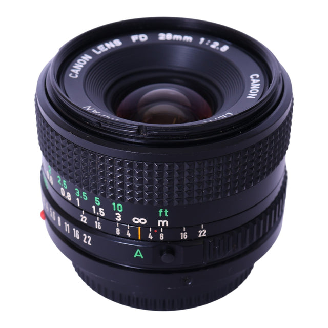Canon FD 28mm f/2.8 groothoeklens, zwart, zijkant rechtop met afstandsschaal in feet en meters, tweedehands