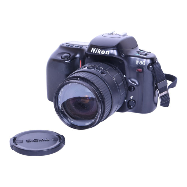 Nikon F50 analoge spiegelreflexcamera met Sigma UC Zoom 28-105mm f/4-5.6 lens en losse Sigma-lensdop, tweedehands