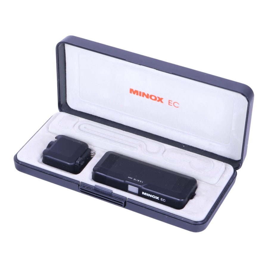 Minox EC subminiatuur camera 15mm f/5.6 met flitsadapter in geopende presentatiecase, tweedehands