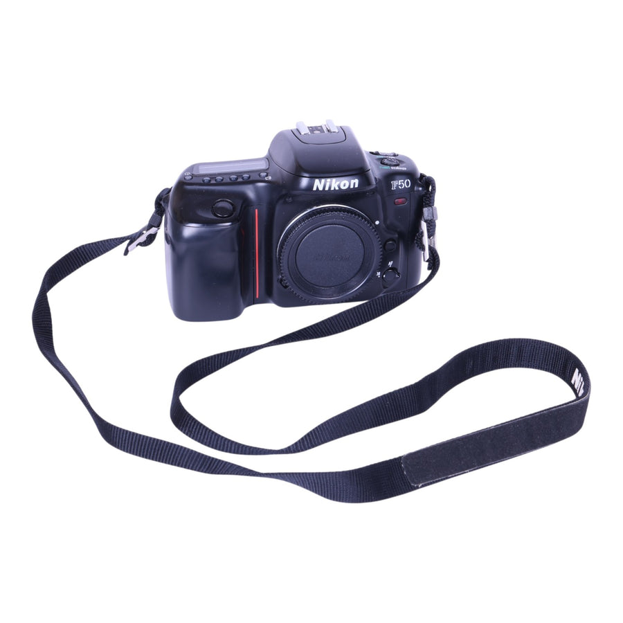 Nikon F50 analoge spiegelreflexcamera body met camerariem, voorkant met bodydop, tweedehands