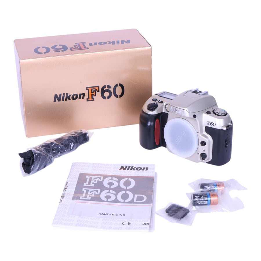 Nikon F60 analoge spiegelreflexcamera body, zilver, met doos, handleiding, camerariem en batterijen, tweedehands