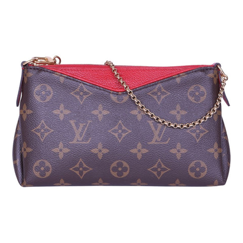 Pallas Clutch Monogram Cerise - voorkant met gouden ketting