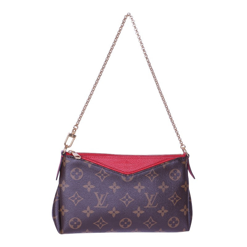 Pallas Clutch hangend aan de ketting - voorkant