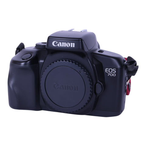 Canon EOS 700 analoge spiegelreflexcamera body, schuin van voren met bodydop en draagriem, tweedehands