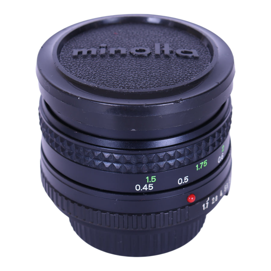 Minolta MD Rokkor 50mm f/1.7 lens voor Minolta SR/MD, zijkant met Minolta-lensdop en diafragmaring, tweedehands