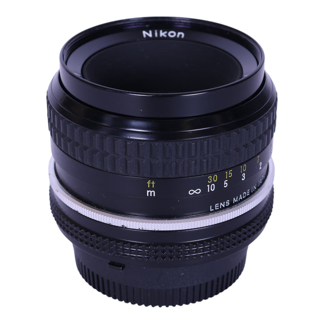 Nikon Nikkor 50mm f/2 standaard prime lens, zwart, schuin van boven met afstandsschaal in feet en meters, tweedehands