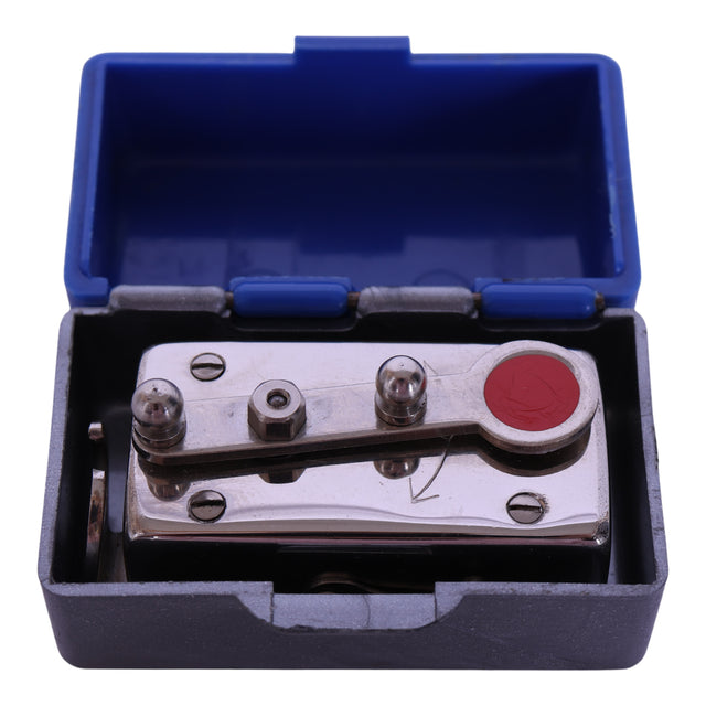 Autoknips mechanische zelfontspanner, verchroomd, in het geopende blauwe doosje met de rode knop zichtbaar, tweedehands