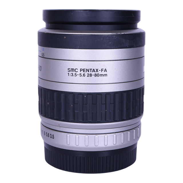 SMC Pentax-FA 28-80mm f/3.5-5.6 zoomlens, zilver met zwart, zijkant met opschrift smc Pentax-FA 28-80mm, tweedehands