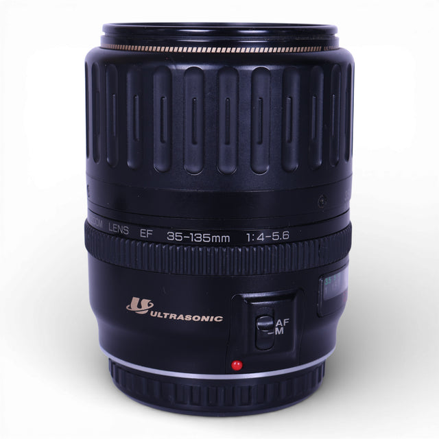 Canon EF 35-135mm f/4-5.6 USM zoomlens, zwart, zijkant rechtop met Ultrasonic-logo en AF/M-schakelaar, tweedehands