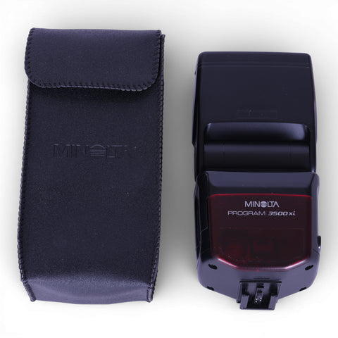 Minolta Program 3500xi flitser voor Minolta AF, naast het zwarte Minolta-hoesje, tweedehands