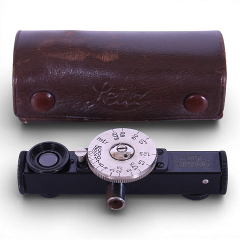 Leitz FOKOS externe afstandsmeter voor Leica met bruin leren Leitz-etui, bovenaanzicht, tweedehands