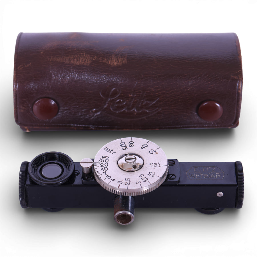 Leitz FOKOS externe afstandsmeter voor Leica met bruin leren Leitz-etui, bovenaanzicht, tweedehands