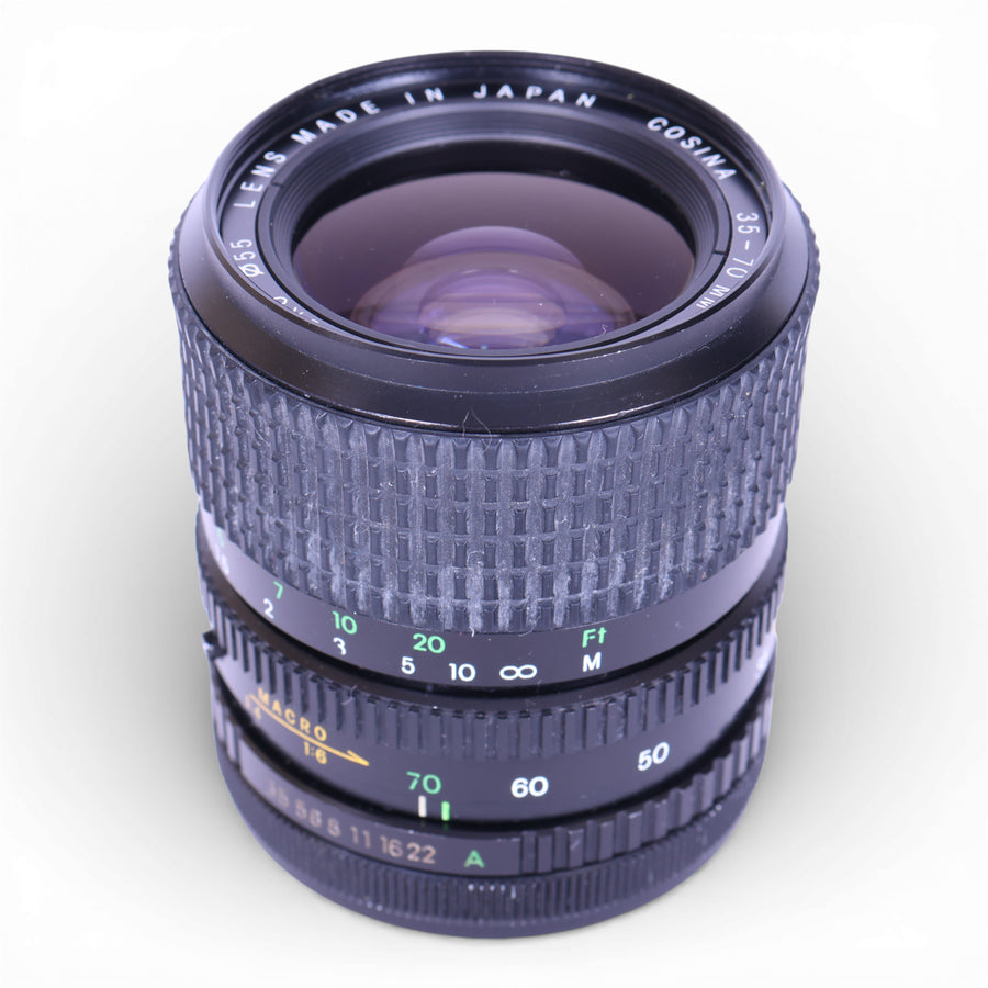 Cosina 35-70mm f/3.5-4.5 MC Macro zoomlens voor Pentax K, schuin van voren met afstandsschaal, tweedehands