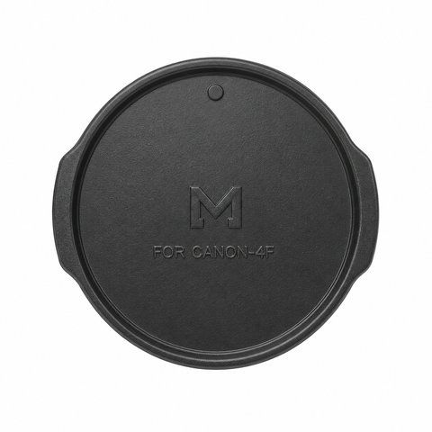 Universele achterlensdop voor Canon EF-mount, zwart met ingeperst M-logo, opdruk For Canon en twee lipjes, voorkant